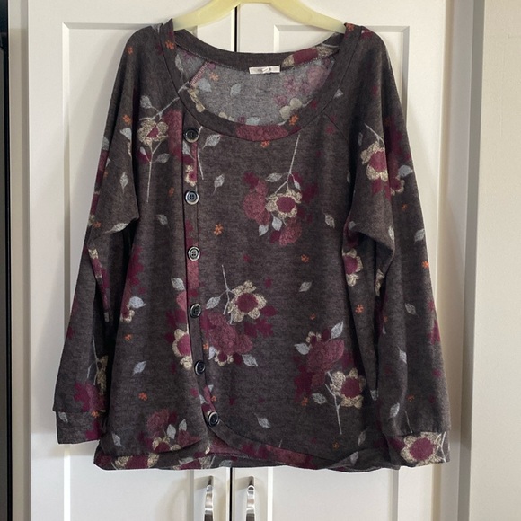 Maurices Sweaters - 🤩3 for $15 SALE🤩 Maurices Gray Floral Print Top